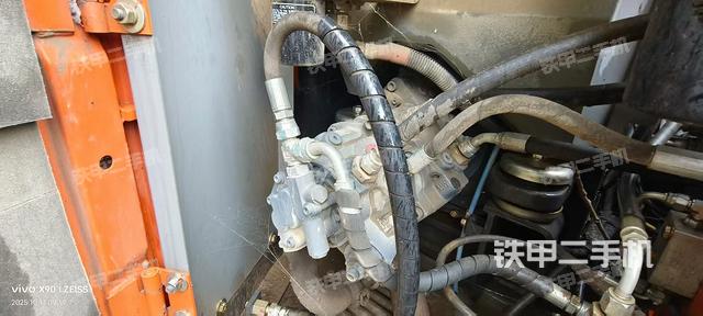 液压泵舱室正面整体（整机外观）