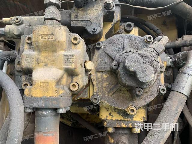 液压泵舱室正面整体(整机外观) 液压泵舱室正面整体(整机外观)