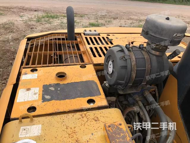 駕駛室頂部(整機(jī)外觀) 駕駛室頂部(整機(jī)外觀)