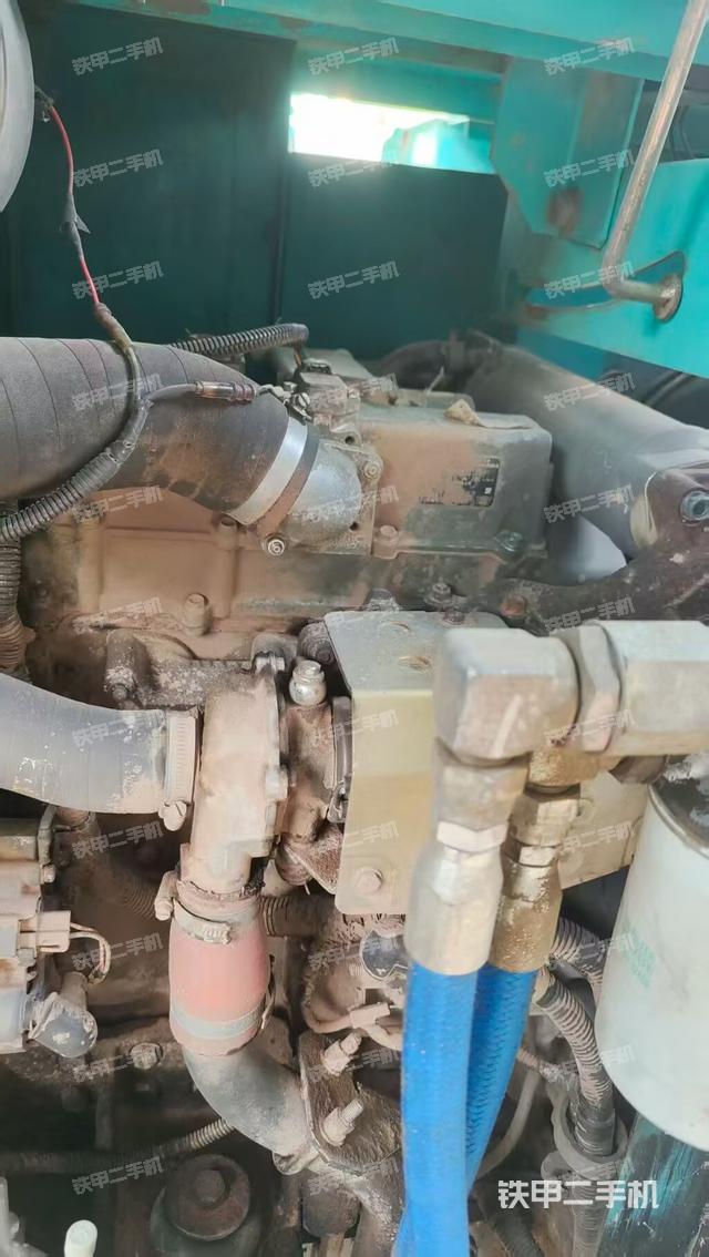 液壓泵艙室正面整體（整機外觀）