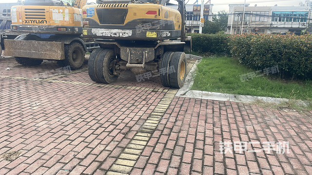 单侧履带整体(整机外观) 单侧履带整体(整机外观)