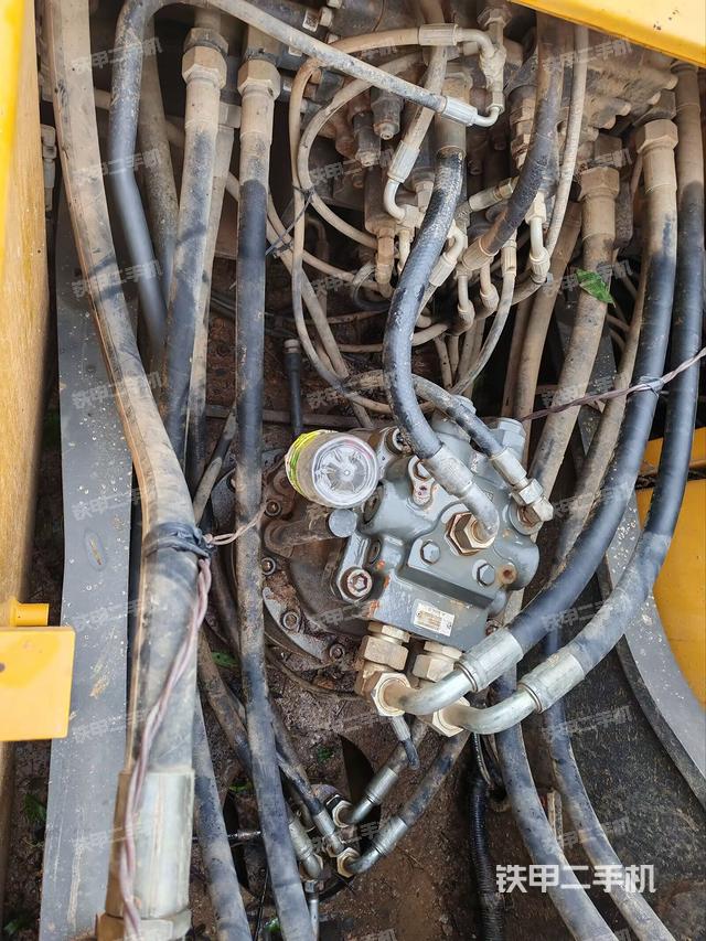 回转马达和主控阀（整机外观）