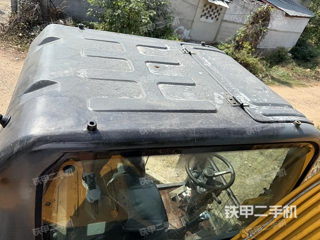 駕駛室頂部(整機(jī)外觀) 駕駛室頂部(整機(jī)外觀)