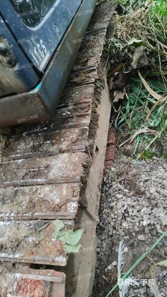 单侧履带整体(整机外观) 单侧履带整体(整机外观)