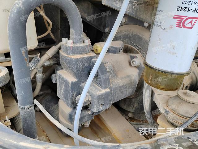 液压泵舱室正面整体（整机外观）