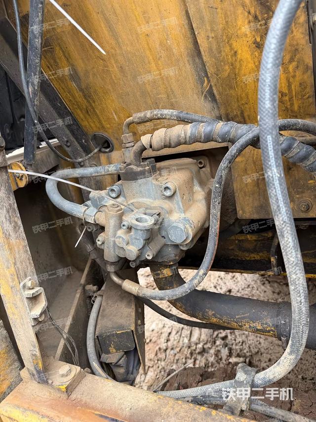 液压泵舱室正面整体(整机外观) 液压泵舱室正面整体(整机外观)