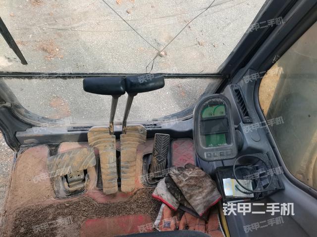 行走控制手柄和踏板?俯拍（駕駛室部分）