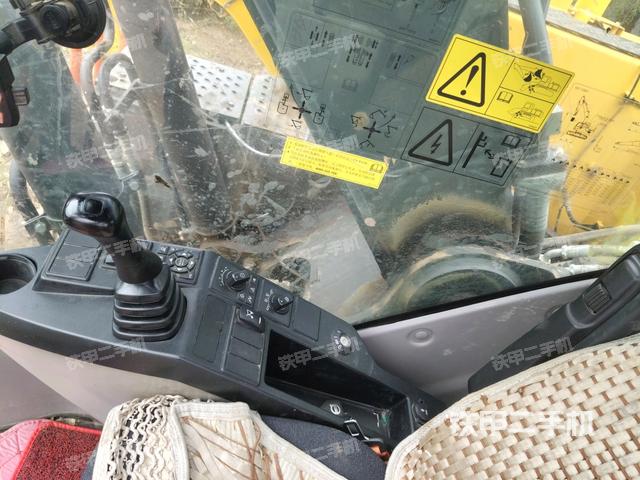 座椅右側控制臺/鑰匙門/油門/含右手柄（駕駛室部分）