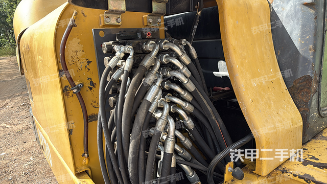 回转马达和主控阀（整机外观）