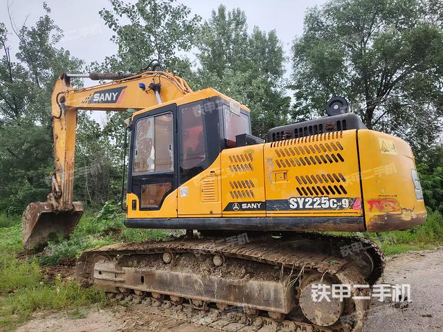駕駛室整體(整機(jī)外觀) 駕駛室整體(整機(jī)外觀)