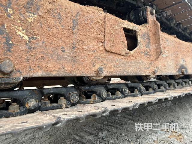 單側(cè)履帶整體(整機(jī)外觀) 單側(cè)履帶整體(整機(jī)外觀)