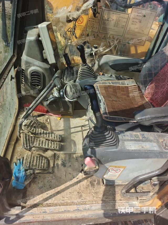 駕駛室整體(整機(jī)外觀) 駕駛室整體(整機(jī)外觀)