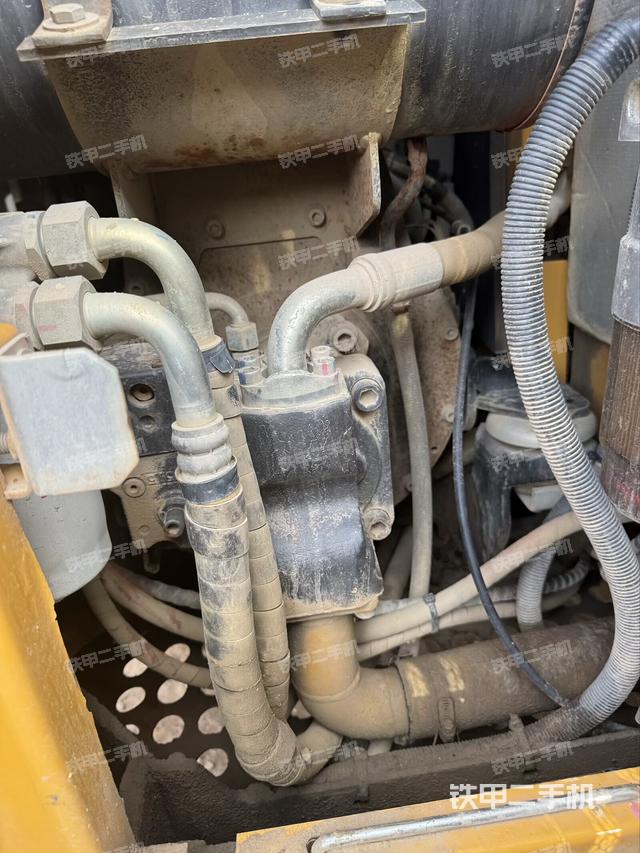 液壓泵艙室正面整體(整機(jī)外觀) 液壓泵艙室正面整體(整機(jī)外觀)