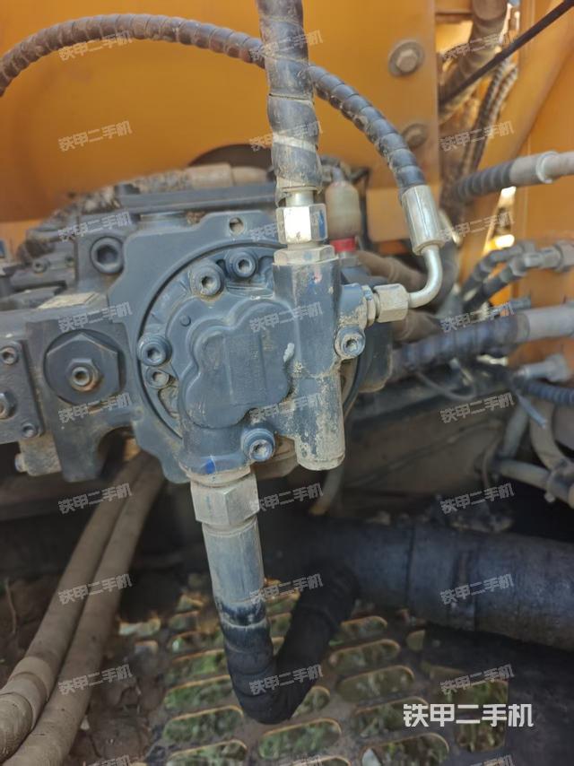 液壓泵艙室正面整體(整機(jī)外觀) 液壓泵艙室正面整體(整機(jī)外觀)