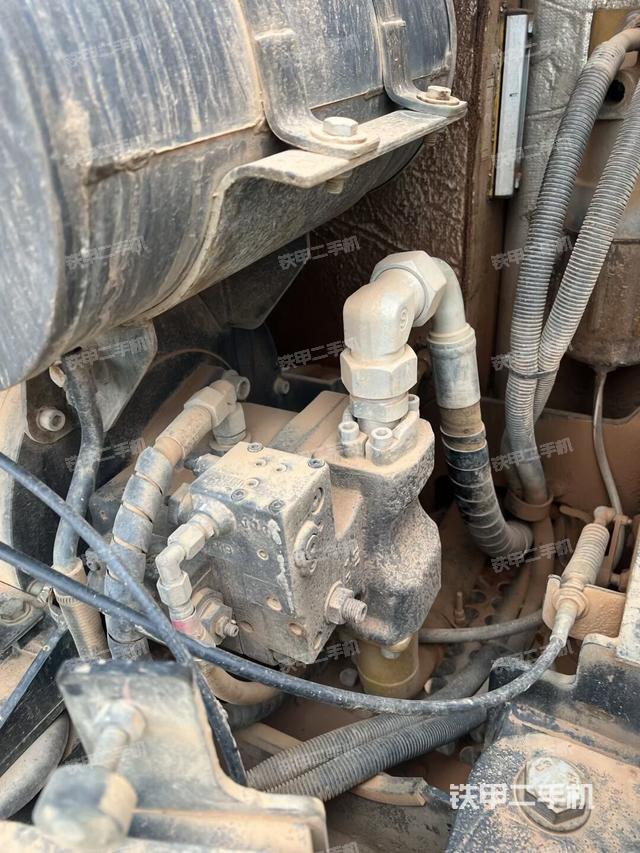 液壓泵艙室正面整體(整機(jī)外觀) 液壓泵艙室正面整體(整機(jī)外觀)