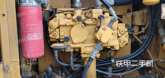 液壓泵艙室正面整體(整機(jī)外觀) 液壓泵艙室正面整體(整機(jī)外觀)