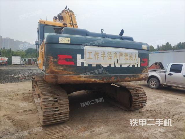 驾驶室顶部(整机外观) 驾驶室顶部(整机外观)