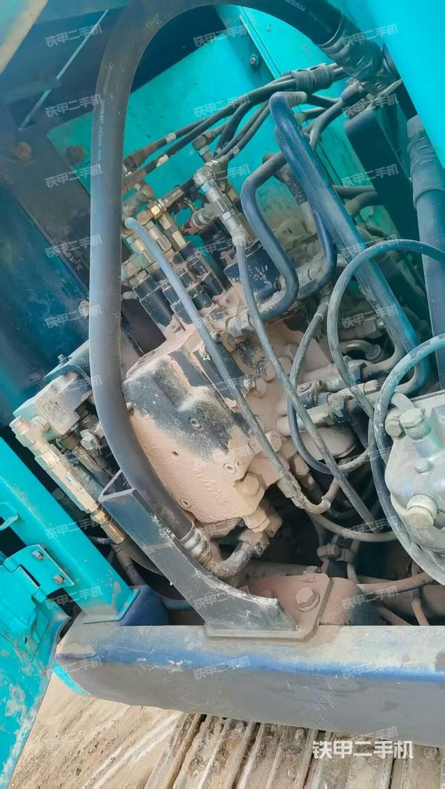 回轉馬達和主控閥（整機外觀）