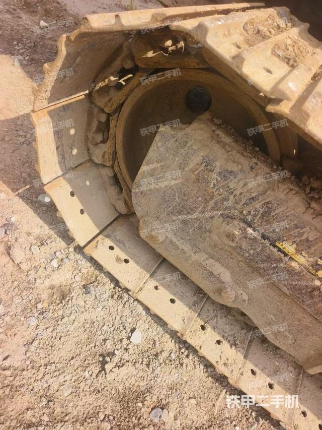 單側(cè)履帶整體(整機(jī)外觀) 單側(cè)履帶整體(整機(jī)外觀)