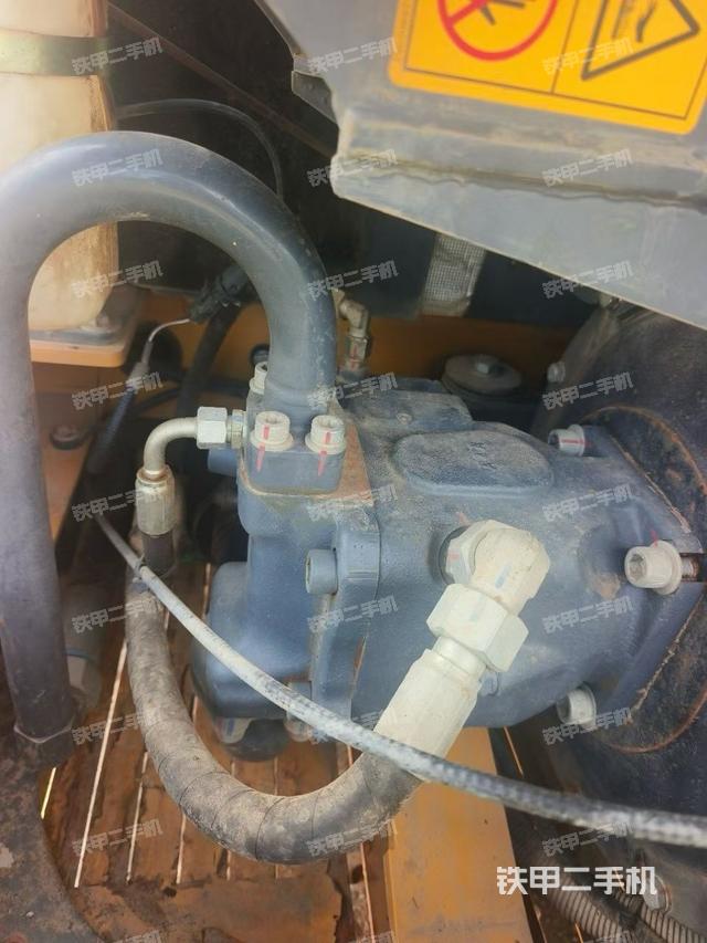 液壓泵艙室正面整體(整機(jī)外觀) 液壓泵艙室正面整體(整機(jī)外觀)