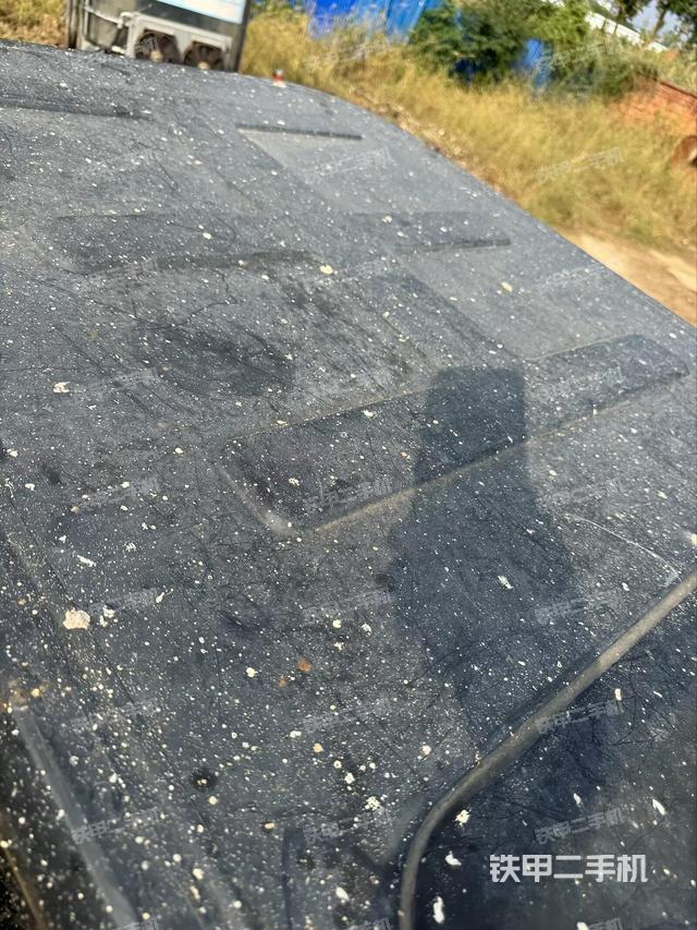 駕駛室頂部(整機(jī)外觀) 駕駛室頂部(整機(jī)外觀)