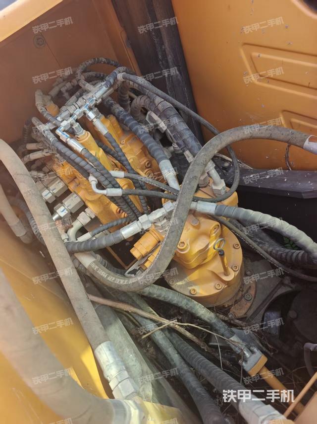 回轉(zhuǎn)馬達(dá)和主控閥(整機(jī)外觀) 回轉(zhuǎn)馬達(dá)和主控閥(整機(jī)外觀)