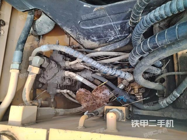 回轉(zhuǎn)馬達(dá)和主控閥(整機(jī)外觀) 回轉(zhuǎn)馬達(dá)和主控閥(整機(jī)外觀)
