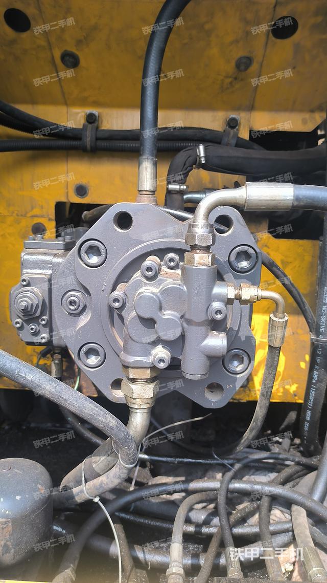 液壓泵艙室正面整體(整機(jī)外觀) 液壓泵艙室正面整體(整機(jī)外觀)