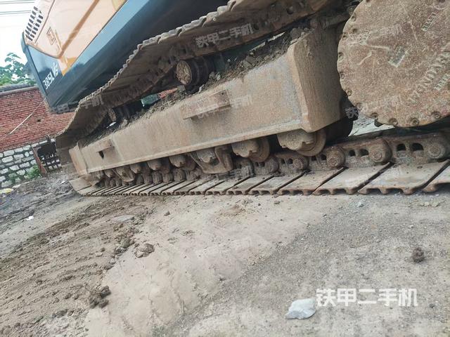 单侧履带整体(整机外观) 单侧履带整体(整机外观)