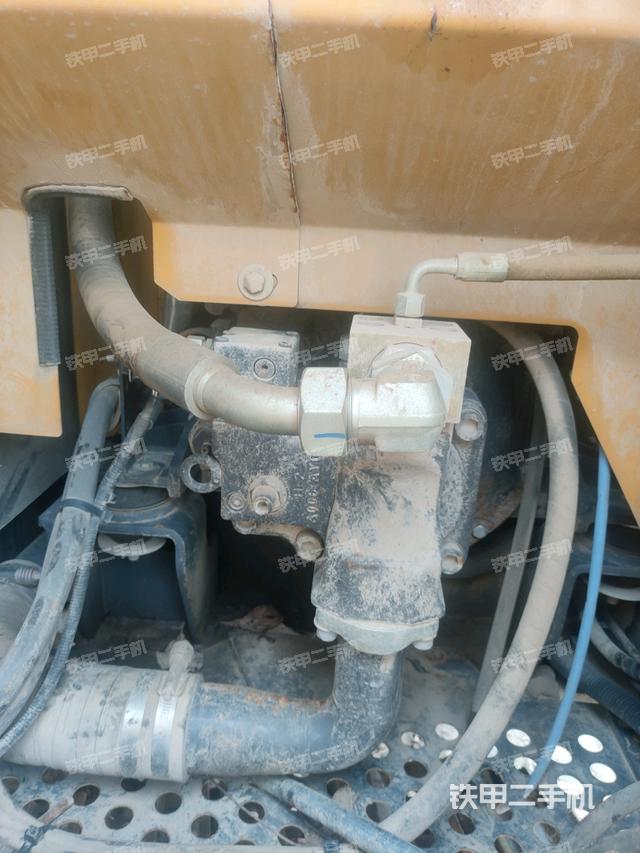 液压泵舱室正面整体（整机外观）