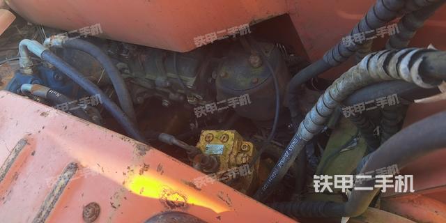 回转马达和主控阀(整机外观) 回转马达和主控阀(整机外观)