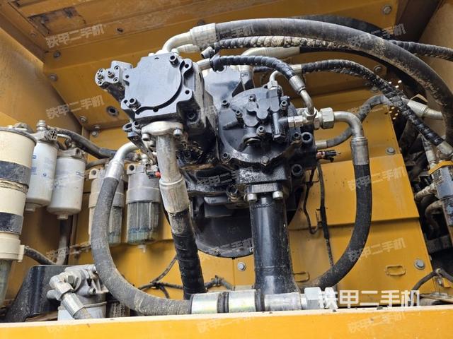 液壓泵艙室正面整體（整機外觀）