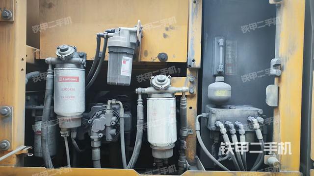 液压泵舱室正面整体(整机外观) 液压泵舱室正面整体(整机外观)