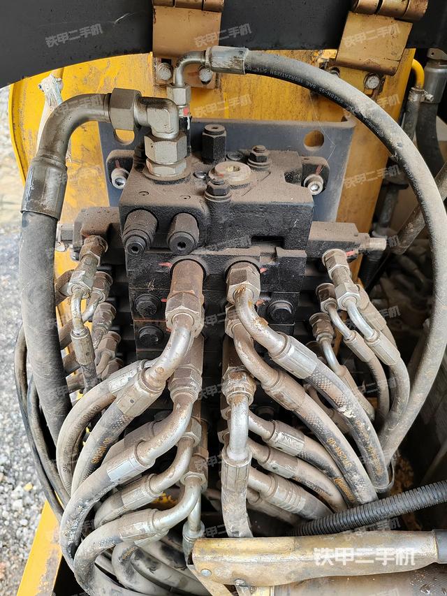 回转马达和主控阀（整机外观）