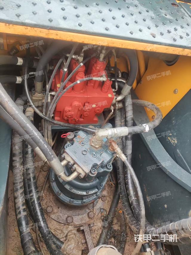 回转马达和主控阀(整机外观) 回转马达和主控阀(整机外观)