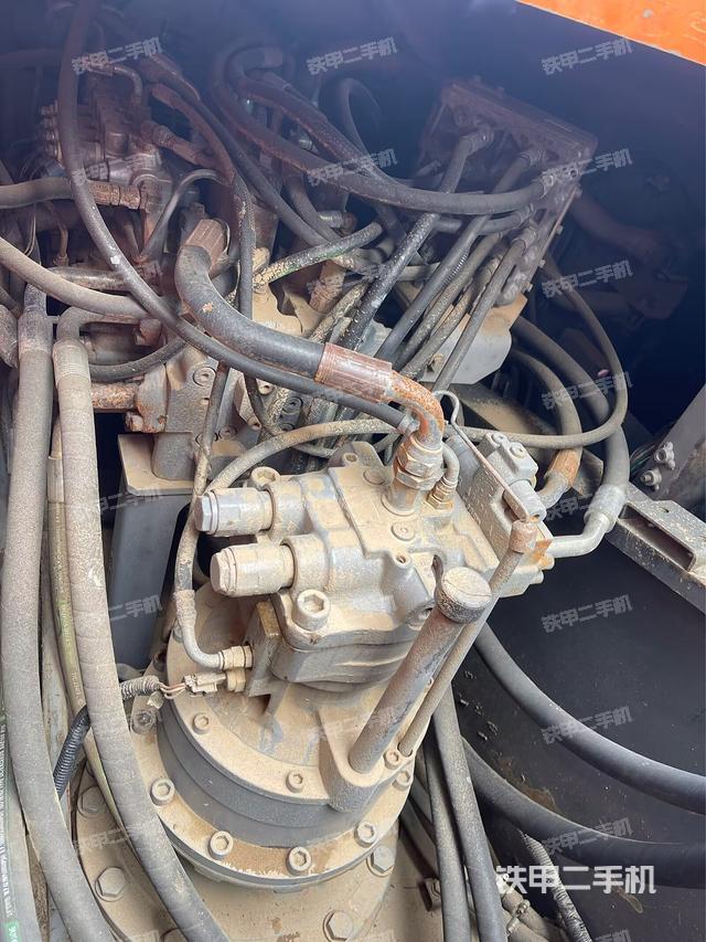 回轉(zhuǎn)馬達(dá)和主控閥（整機(jī)外觀）