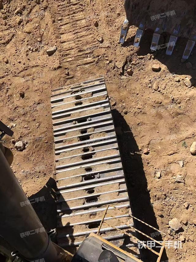 單側(cè)履帶整體(整機(jī)外觀) 單側(cè)履帶整體(整機(jī)外觀)