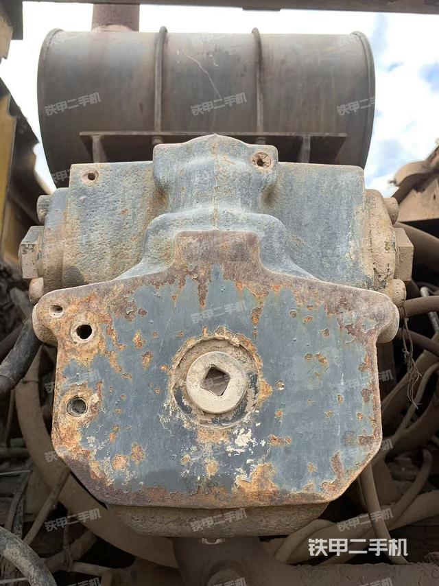 液压泵舱室正面整体（整机外观）