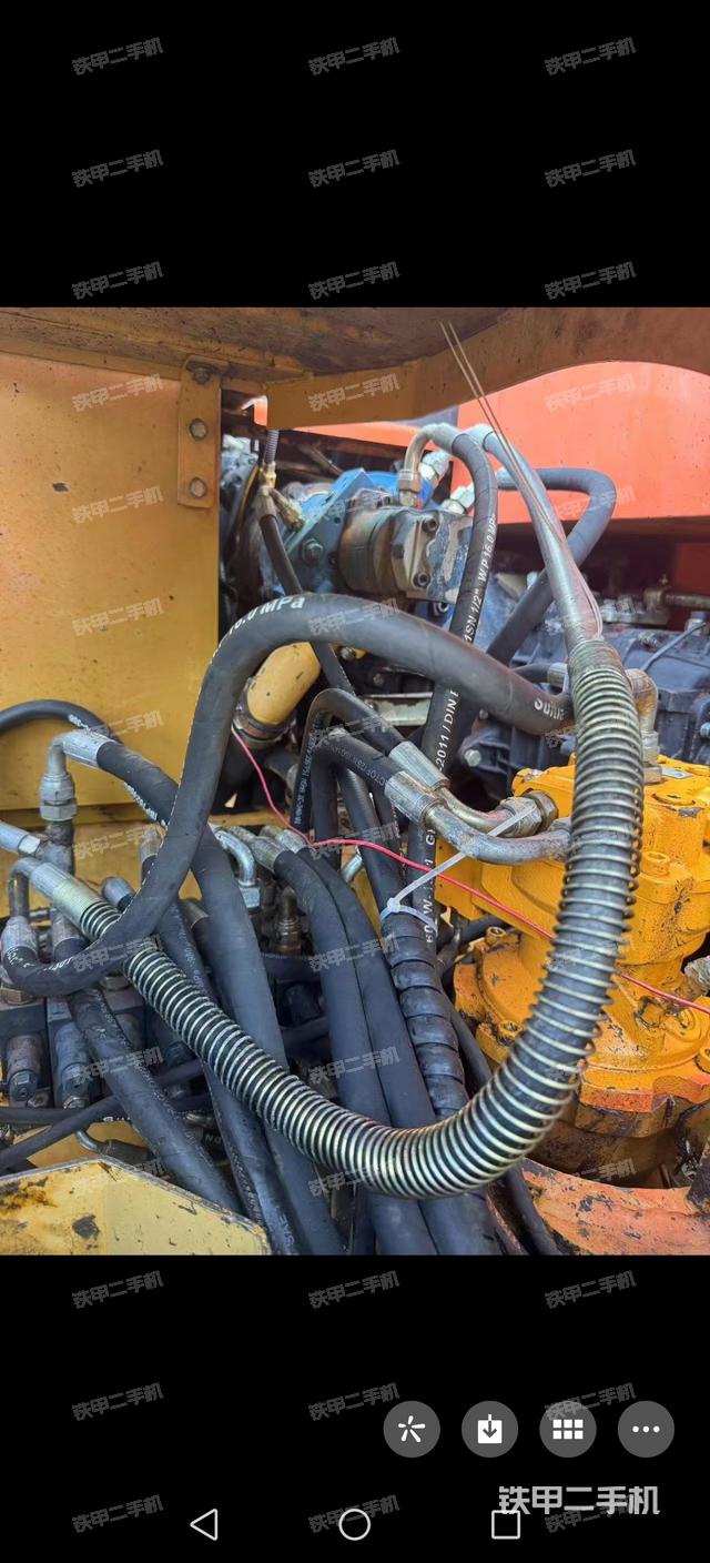 液压泵舱室正面整体(整机外观) 液压泵舱室正面整体(整机外观)