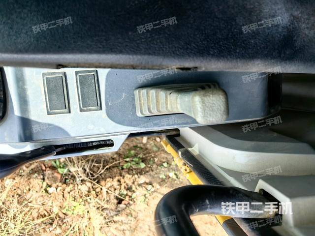 座椅左側(cè)控制臺/音響/含左手柄(駕駛室部分) 座椅左側(cè)控制臺/音響/含左手柄(駕駛室部分)