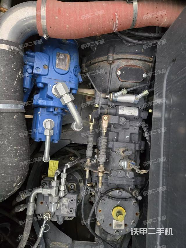 液压泵舱室正面整体(整机外观) 液压泵舱室正面整体(整机外观)