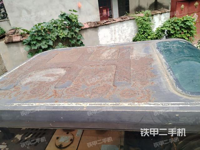 駕駛室頂部(整機(jī)外觀) 駕駛室頂部(整機(jī)外觀)