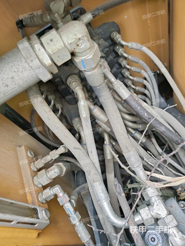 回转马达和主控阀（整机外观）