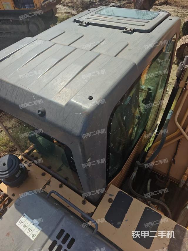 駕駛室頂部(整機(jī)外觀) 駕駛室頂部(整機(jī)外觀)