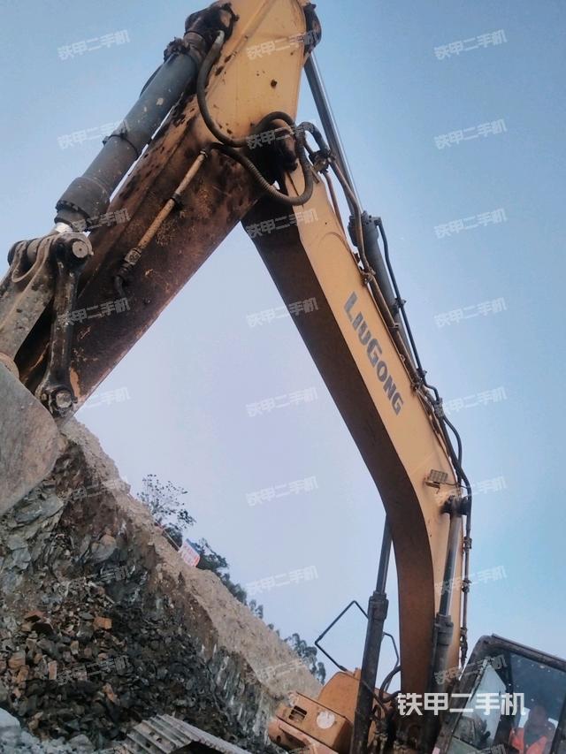 大臂油缸整体 竖拍（工作和回转装置）