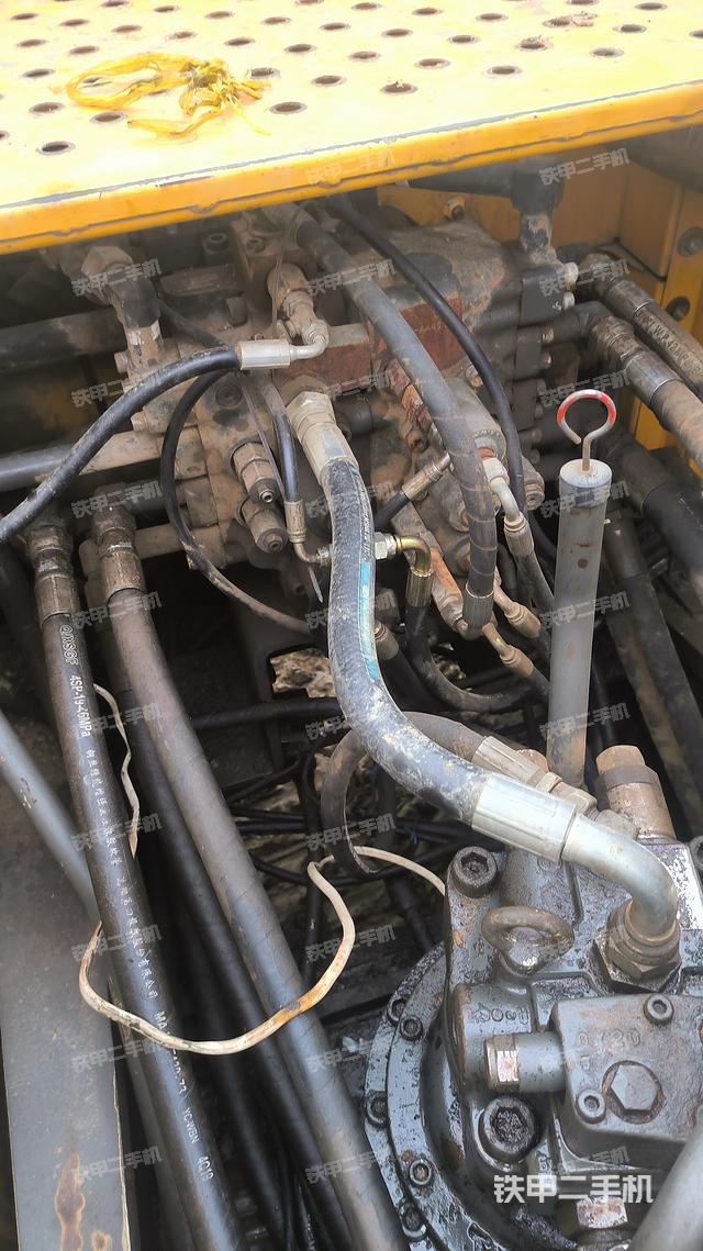 回轉(zhuǎn)馬達(dá)和主控閥(整機(jī)外觀) 回轉(zhuǎn)馬達(dá)和主控閥(整機(jī)外觀)