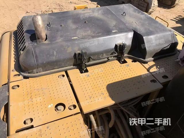 駕駛室頂部(整機(jī)外觀) 駕駛室頂部(整機(jī)外觀)