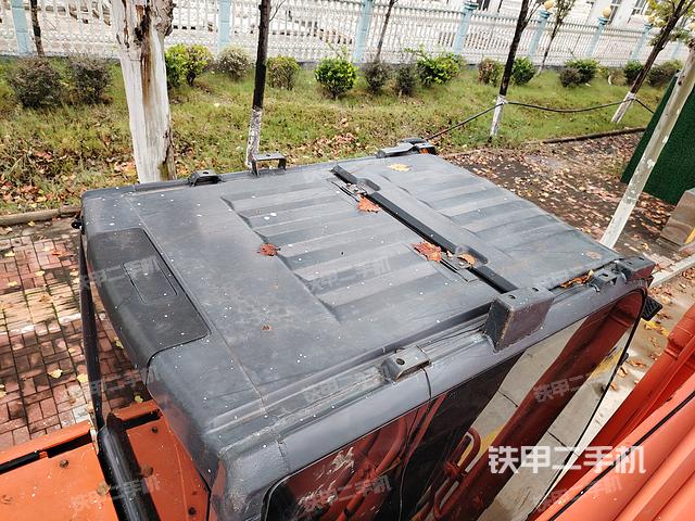 駕駛室頂部(整機(jī)外觀) 駕駛室頂部(整機(jī)外觀)