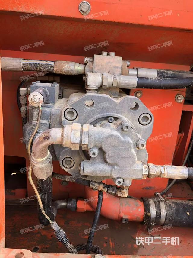 液压泵舱室正面整体(整机外观) 液压泵舱室正面整体(整机外观)