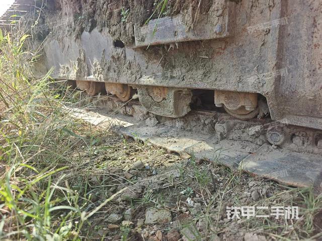 單側(cè)履帶整體(整機(jī)外觀) 單側(cè)履帶整體(整機(jī)外觀)